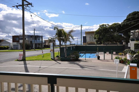 Dylene Caravan Park - 2 Br Family Cabin With Air - New Castle Tourism 3