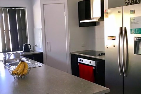 Yandina House - Newcastle Accommodation 2
