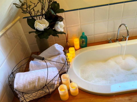 French Cottage & Loft - Newcastle Accommodation 7