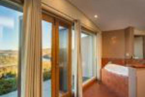 Eagle View Escape - Newcastle Accommodation 0
