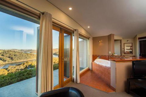 Eagle View Escape - Newcastle Accommodation 2