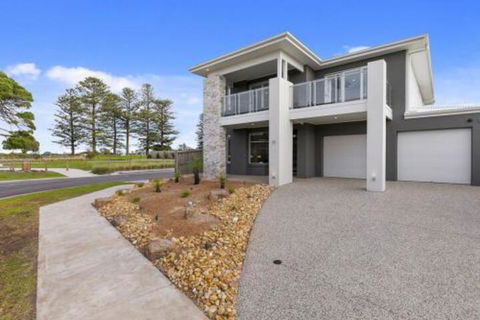 Bunya By The Sea - New Castle Tourism 0