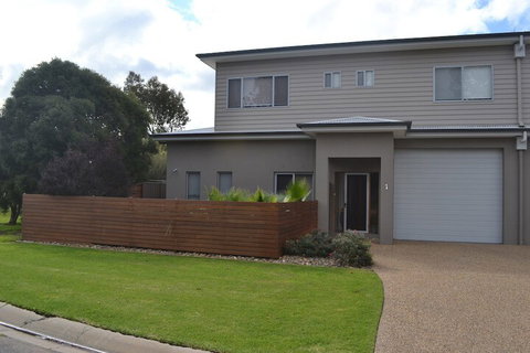 Waterview- Stoneleigh At Yarra - Newcastle Accommodation 1
