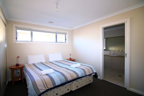 The Anchorage By The Lake - Newcastle Accommodation 6