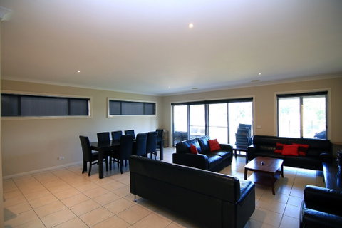 The Anchorage By The Lake - Newcastle Accommodation 5