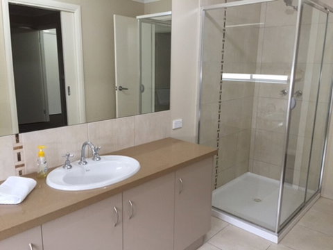 The Anchorage By The Lake - Newcastle Accommodation 4