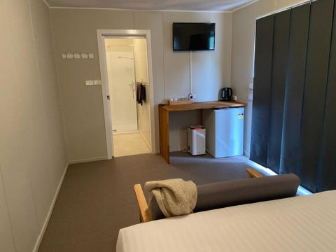 Railway Hotel Queenstown - New Castle Tourism 1
