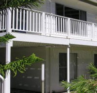 Wonky Pine Beach House NARRWALLEE 4 bedroom - Newcastle Accommodation