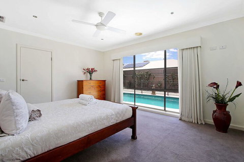 The Grand Holiday House - Newcastle Accommodation 4