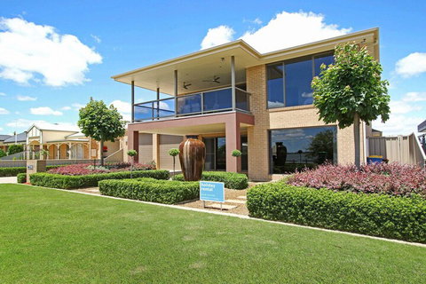 The Grand Holiday House - Newcastle Accommodation 1