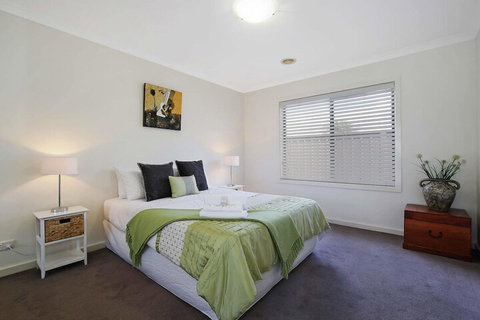 The Grand Holiday House - Newcastle Accommodation 2