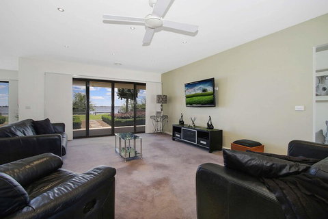 The Grand Holiday House - Newcastle Accommodation 3