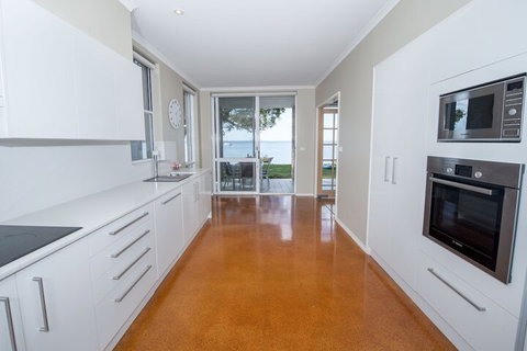 A Foreshore Salamander Bay - Newcastle Accommodation 5