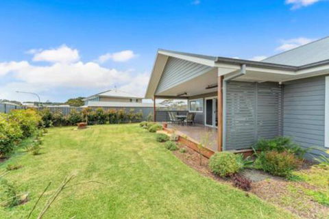 Ontario Way 1 Burrill Lake - Newcastle Accommodation 4