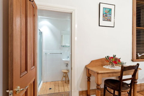 Annies Victorian Terrace Accommodation Fremantle - New Castle Tourism 4