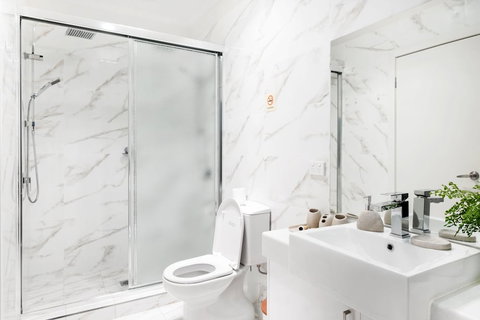 Woody Lifestyle One Bedroom Apartment - New Castle Tourism 5