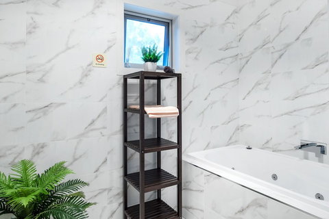 Woody Lifestyle One Bedroom Apartment - New Castle Tourism 4