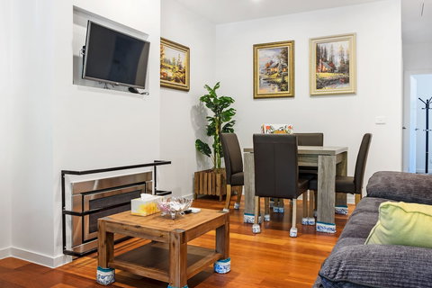 Woody Lifestyle One Bedroom Apartment - New Castle Tourism 3