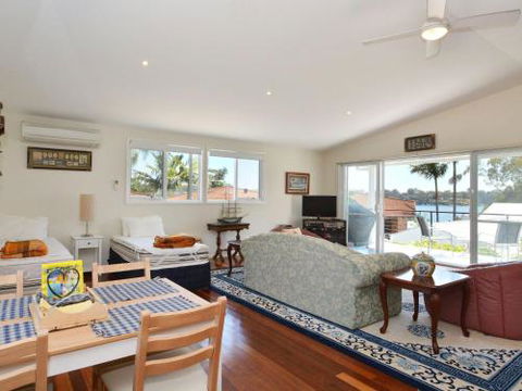 Morisset Waterfront 1bdr Studio Looking Over Trinity Marina - New Castle Tourism 5
