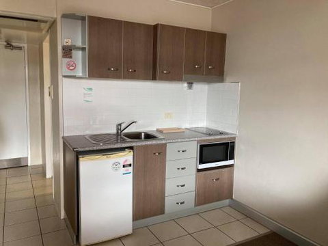 RENTAL: All $ InclusiveTidy Renovated Studio Apartment On The StrandPool - Newcastle Accommodation 5