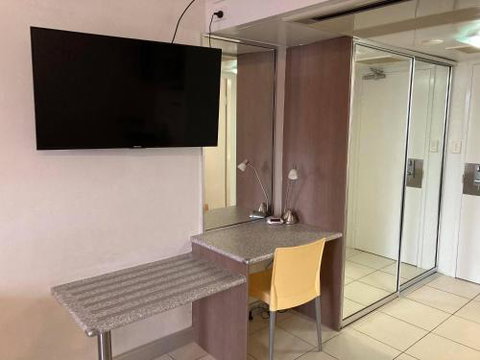 RENTAL: All $ InclusiveTidy Renovated Studio Apartment On The StrandPool - Newcastle Accommodation 1