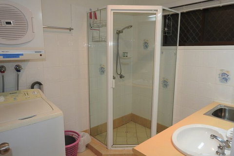 Immaculate First Floor Waterfront Unit Welsby Pde Bongaree - New Castle Tourism 4