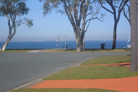 Immaculate First Floor Waterfront Unit Welsby Pde Bongaree - New Castle Tourism 0