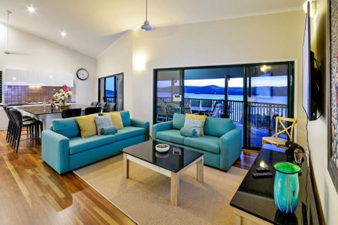 NEWLY BEAUTFULLY RENOVATED 16 The Casuarina 3 Bedroom House With 180 Degree Ocean Views - Newcastle Accommodation 6