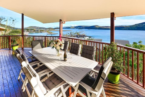 NEWLY BEAUTFULLY RENOVATED 16 The Casuarina 3 Bedroom House With 180 Degree Ocean Views - Newcastle Accommodation 2