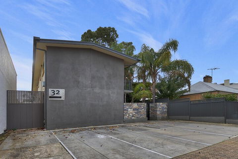 Former Dress Circle Nth Adelaide Apt With Aircon - New Castle Tourism 0