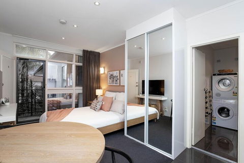 Former Dress Circle Nth Adelaide Apt With Aircon - New Castle Tourism 6