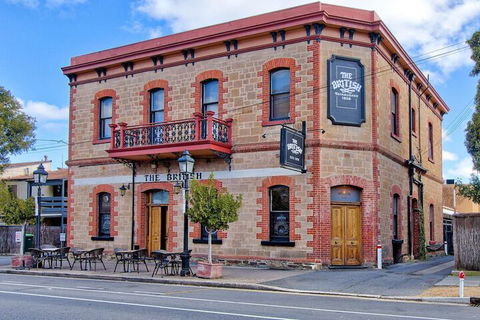 Former Dress Circle Nth Adelaide Apt With Aircon - New Castle Tourism 1