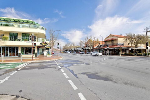 Former Dress Circle Nth Adelaide Apt With Aircon - New Castle Tourism 4