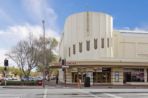 Former Dress Circle Nth Adelaide Apt With Aircon - New Castle Tourism 2
