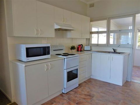 Seaside Beach House 25 Seaside Pde - Newcastle Accommodation 2