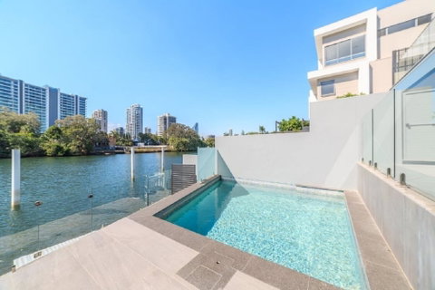 GC Private Homes - Waterfront Villas - Newcastle Accommodation 1