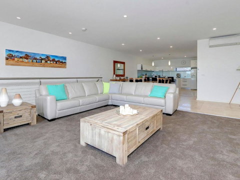 Rosalea By The Bay - Newcastle Accommodation 5