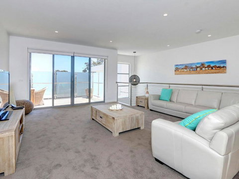 Rosalea By The Bay - Newcastle Accommodation 6