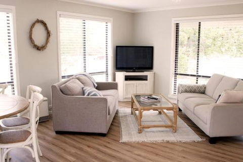 Charlottes Honor River & Golf Cottage - New Castle Tourism 0