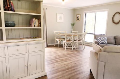 Charlottes Honor River & Golf Cottage - New Castle Tourism 3