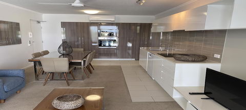 Airtrip Apartments On Carlyle St. Mackay - Newcastle Accommodation 3