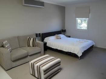 Queenscliff Inn - New Castle Tourism 0