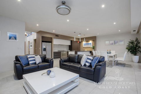 Absolute Beachfront Holiday House - Newcastle Accommodation 6