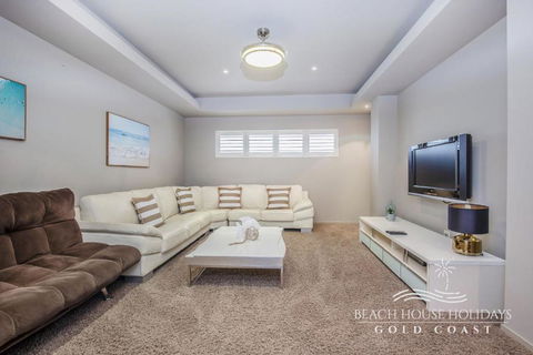 Absolute Beachfront Holiday House - Newcastle Accommodation 4