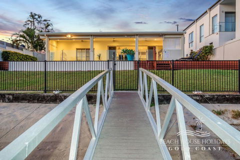 Absolute Beachfront Holiday House - Newcastle Accommodation 5