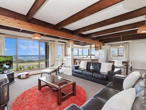 Swimmers Rest - Uninterrupted Panoramic Ocean Views - 1 Bedroom - Newcastle Accommodation 2