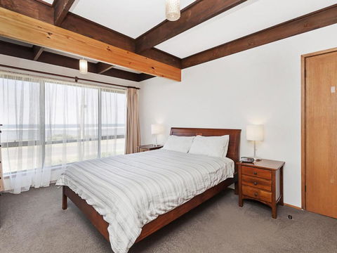 Swimmers Rest - Uninterrupted Panoramic Ocean Views - 1 Bedroom - Newcastle Accommodation 5