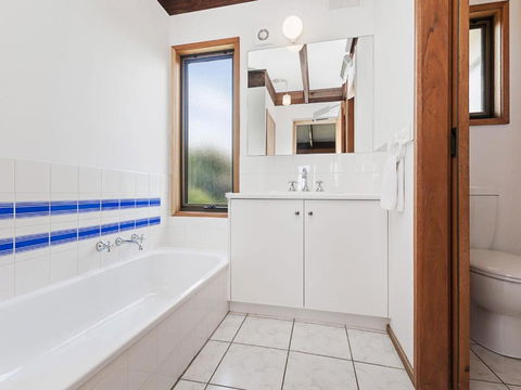 Swimmers Rest - Uninterrupted Panoramic Ocean Views - 1 Bedroom - Newcastle Accommodation 3