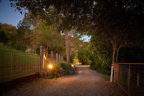Dayboro Cottages & Llama Walks - New Castle Tourism 1