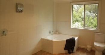 Wombat Hills Cottages - Newcastle Accommodation 6